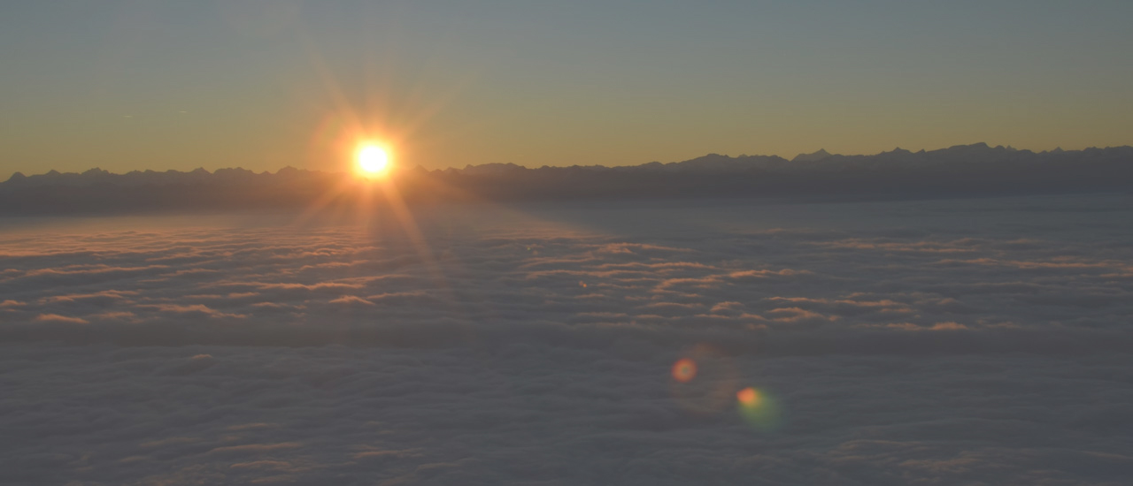 Soleil levant et mer de brouillard